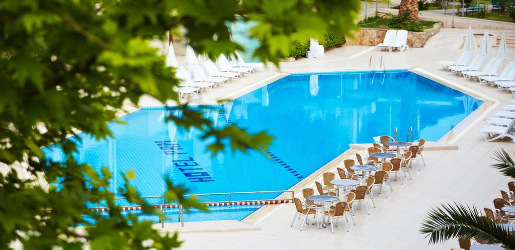 Pam Thermal Hotel Clinic & Spa Pamukkale Eksteriør billede The swimming pool at the hotel
