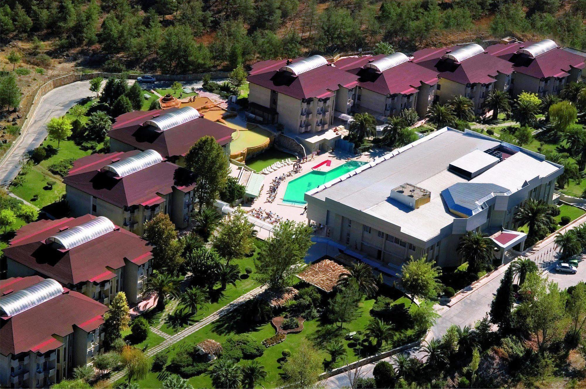 Pam Thermal Hotel Clinic & Spa Pamukkale Eksteriør billede Aerial view of the complex